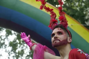 Marcha del orgullo LGBTIQ+ 2025: colores, música y rechazo a las políticas del gobierno