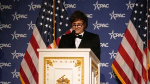 Después de ir en Estados Unidos a la tumba de un rabino para agradecer por el triunfo electoral, Milei hace escala en Bolivia a su regreso