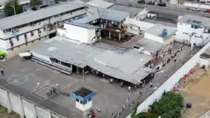 Motín en una cárcel de Ecuador: al menos 27 presos muertos por asfixia