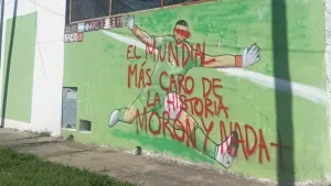 En medio de los escandalosos fallos arbitrales en el fútbol argentino, vandalizaron murales de la Selección