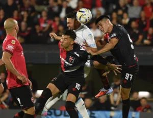 Newell's ya juega con Racing para despedirse de su gente y con el alivio de seguir en Primera