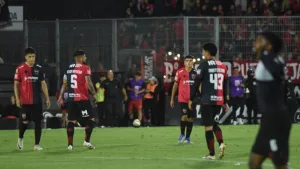 Newell's perdió con Racing en la última jugada y se despidió de su gente en un torneo para el olvido