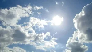 Lunes con cielo algo nublado y calor que cada vez se va sintiendo más