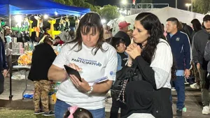 Gente paseando por Rosario