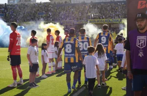 Existió el pasillo pedido, pero con una sorpresa enorme: los jugadores de Estudiantes se pusieron de espaldas cuando ingresó Central