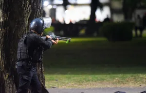 Noche de furia en el Coloso: los hinchas desataron toda su bronca y la represión policial se hizo presente