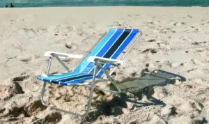 Adiós a las reposeras de playa de aluminio: el modelo tendencia y más cómodo para el verano 2026