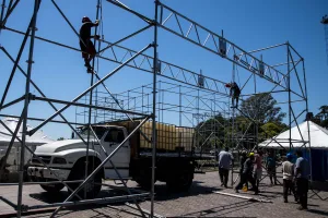 Ya se siente el 41° Encuentro y Fiesta Nacional de las Colectividades: comenzó el armado de carpas y stands