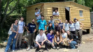 Una mano frente al desamparo: la realidad de la vida en los límites de la urbe