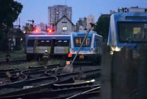 Tren Sarmiento: continúan las demoras tras el descarrilamiento que dejó varios heridos