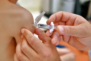 Alarma por la caída abrupta de la cobertura de vacunas en la Argentina, a partir de los últimos informes oficiales