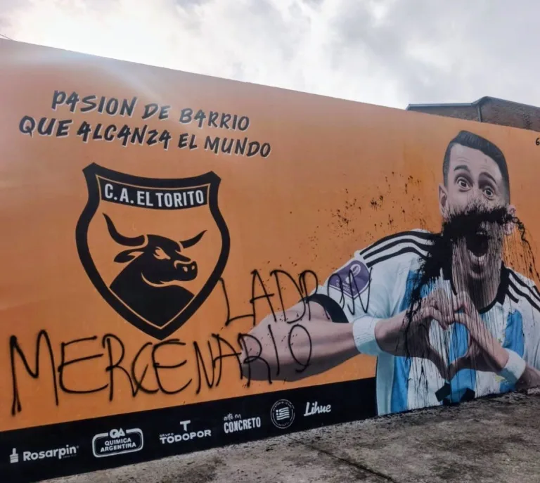 Pintaron y dejaron un mensaje en el mural de Ángel Di María frente al club El Torito