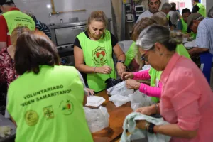 Servir con amor: la solidaridad que se cocina día a día en Cáritas Parroquial