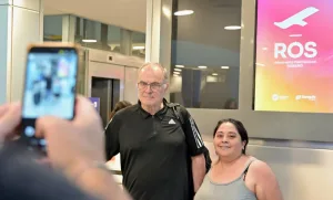 De estreno: Marcelo Bielsa viajó en el primer vuelo comercial del renovado Aeropuerto de Rosario