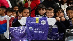 Chicos en un complejo municipal de Rosario