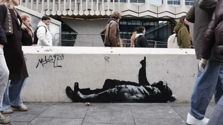 imágenes idénticas de niños en la calle