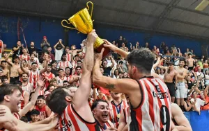 ¡Alumni campeón! El Alazán le ganó la final a Tiro Suizo en una noche feliz para ambos