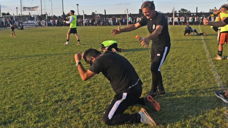 Alejandro Fernández, entrenador de Timbuense, campeón de la Liga Regional Totorense de Fútbol