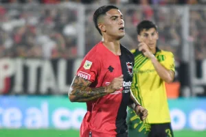 Un médico a la derecha: Alejo Montero sufrió una lesión que lo alejará por varios meses de los campos de juego