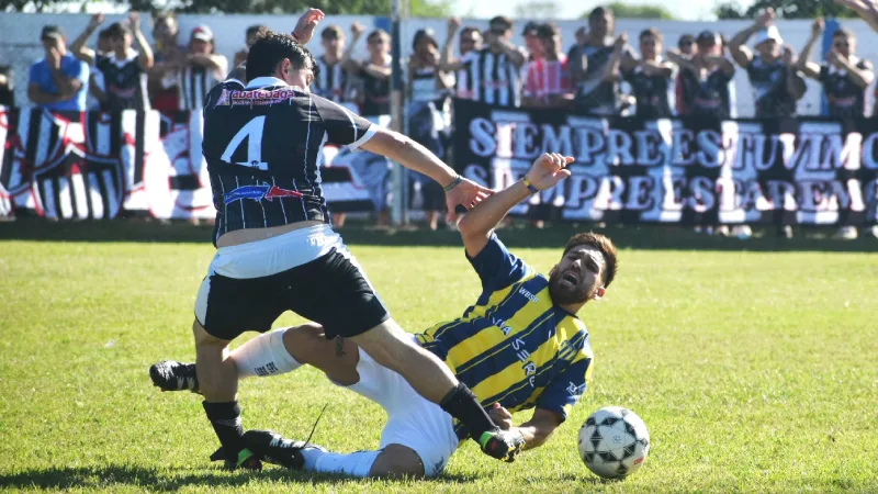Acción de juego entre Belgrano de Serodino y Timbuense por la Liga Regional Totorense de Fútbol