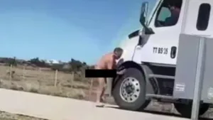 Desnudo y fuera de control: chileno atacó un auto argentino en plena ruta