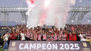 Estudiantes campeón del Trofeo de Campeones 2025.