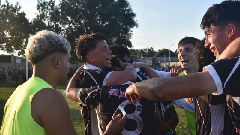 Los futbolistas de Timbuense festejando como se consagraron campeones de la Liga Regional Totorense de Fútbol