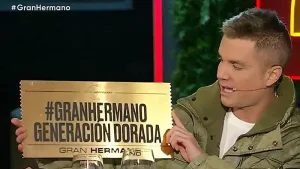 Santiago del moro presentando Gran Hermano generación dorada