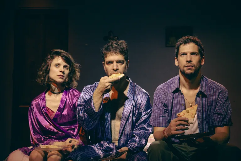 “En cada lugar del mundo, en este instante”, la obra de Martín Mir que evoca la latente tragedia del 2001, llega a Rosario