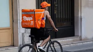 hombre trabajando rappi