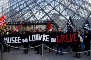 Empleados del Louvre harán una huelga por tiempo indefinido por falta de recursos y problemas de seguridad