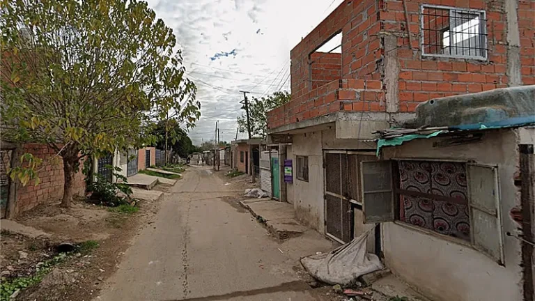 Madrugada sangrienta en barrio Toba: asesinaron a un hombre y a una chica de 16 años y hay otras cuatro personas heridas