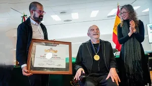 Martín Caparrós recibió el Doctor Honoris Causa de la Universidad de Guadalajara en un acto realizado Madrid