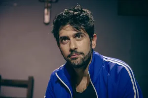 “En cada lugar del mundo, en este instante”, la obra de Martín Mir que evoca la latente tragedia del 2001, llega a Rosario