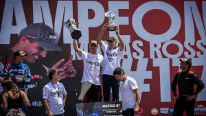 Matías Rossi festeja la obtensión de su sexto título como piloto del TC2000