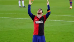 Messi homenajeó a Maradona vistiendo la camiseta de Newell's.