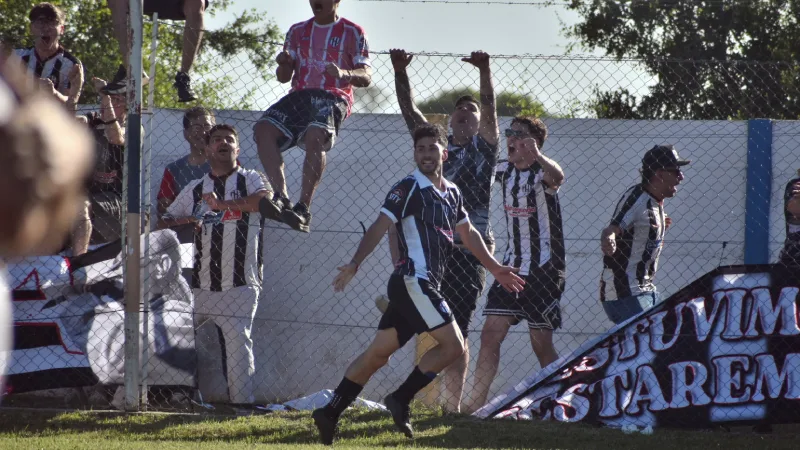 Misael Laborde festeja el 1-0 de Timbuense sobre Belgrano de Serodino