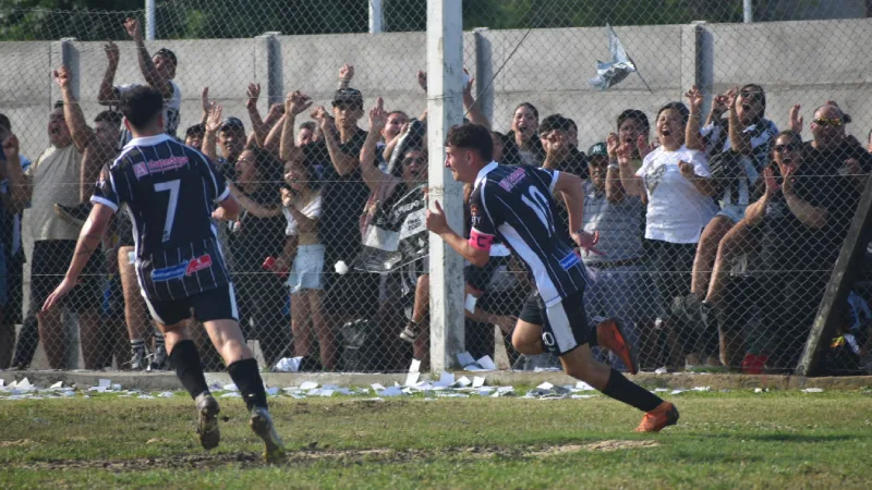 Nicolás Zapulla, capitán de Timbuense, campeón de la Liga Regional Totorense de Fútbol