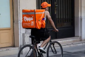 hombre trabajando rappi