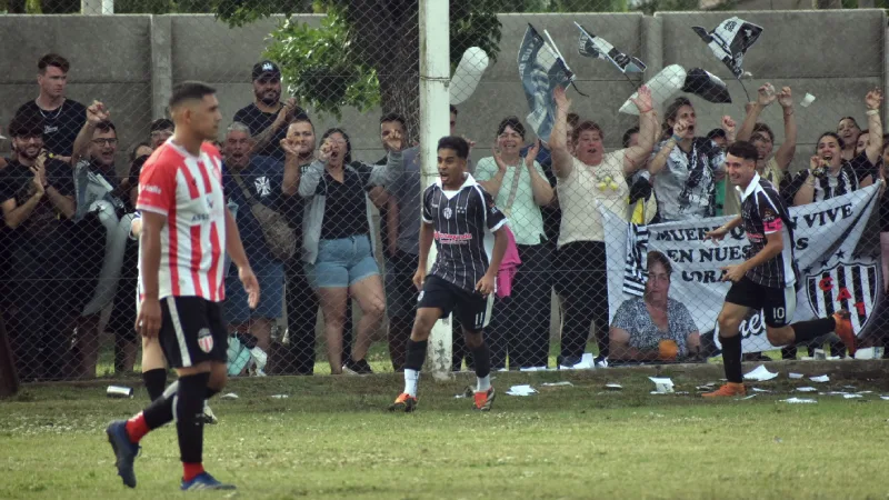 Román Galarza, futbolistade Timbuense, festeja su gol en la final de la Liga Regional Totorense de Fútbol