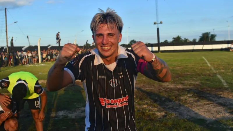 Tomás Anselmi, defensor de Timbuense, festeja el título de campeón de la Liga Regional Totorense de Fútbol