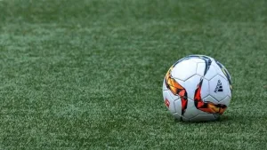 Creyó que podía cobrar él la falta… y le pitaron dos años de suspensión