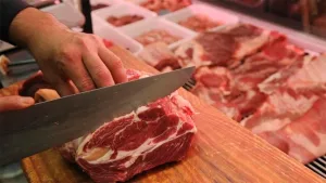 El asado se mira desde lejos: la carne vacuna tocó su precio más alto en 15 años