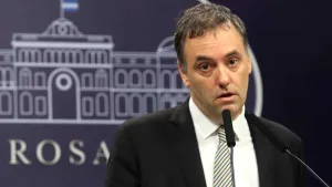 Principio de revelación: Adorni reconoció que se necesitan "dos, tres o cuatro trabajos para tener un sueldo para vivir"