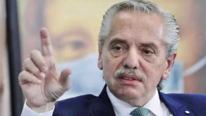 Alberto Fernández reapareció en público, denunció ser víctima de una “persecución” y defendió su gestión