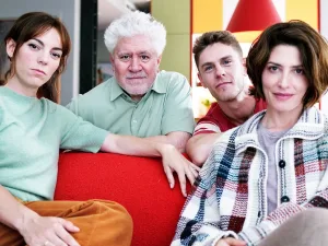 Ya hay poster y fecha de estreno mundial para “Amarga Navidad”, la última película de Pedro Almodóvar