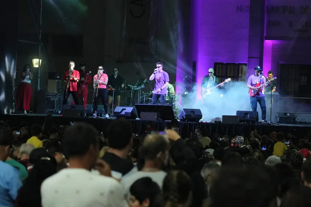 Se encendió el emblemático árbol de Navidad de Rosario con una fiesta popular y miles de personas en Oroño y Pellegrini