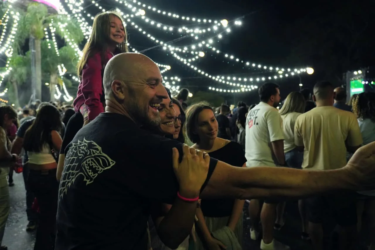 Se encendió el emblemático árbol de Navidad de Rosario con una fiesta popular y miles de personas en Oroño y Pellegrini