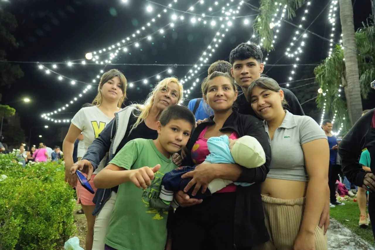 Se encendió el emblemático árbol de Navidad de Rosario con una fiesta popular y miles de personas en Oroño y Pellegrini