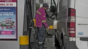 Otro golpe al bolsillo de los rosarinos: nuevo aumento de la nafta y el litro supera los $2.000